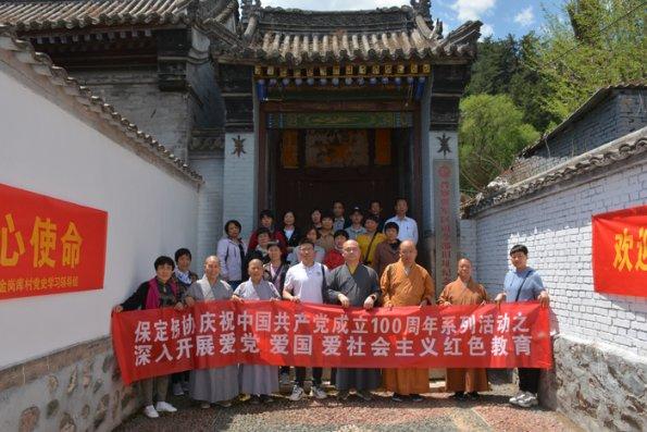 路面结冰车辆打滑 多部门联合开展路面巡查 协助被困车辆驶离